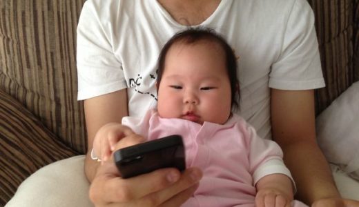 旦那さんと携帯見てる娘