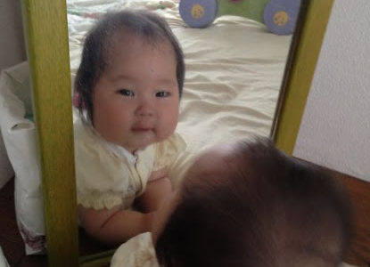 鏡に話しかける娘