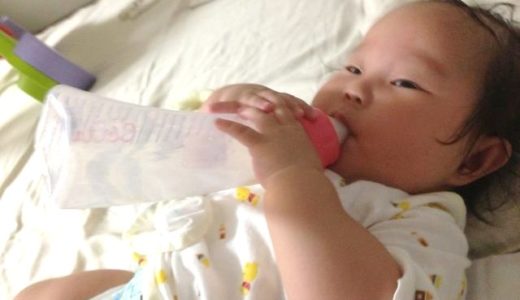 哺乳瓶を持ってくれた♪