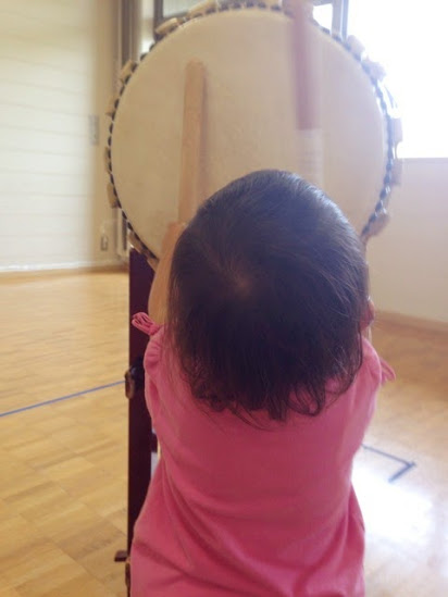 太鼓をたたくときの写真