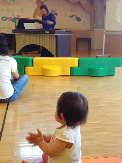 マリンバを楽しむ娘