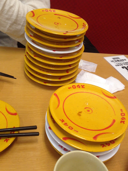 お皿の山の写真