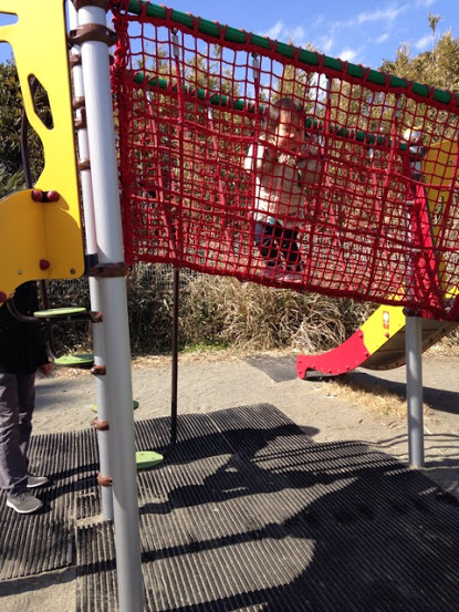 遊び場で遊ぶ娘